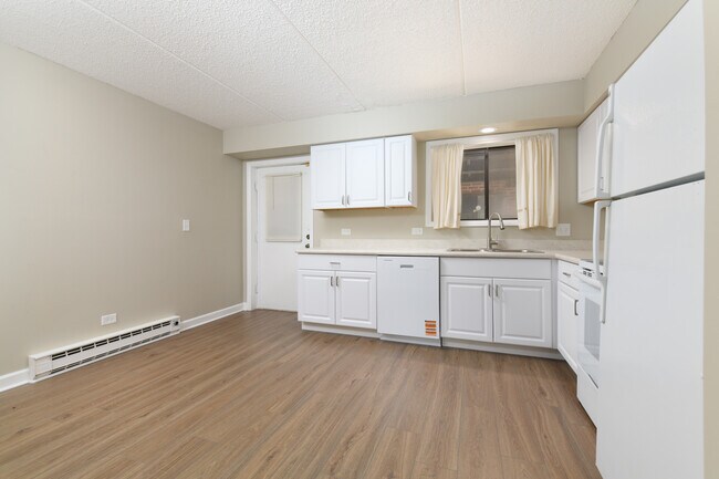 Building Photo - 953 N Rohlwing Rd