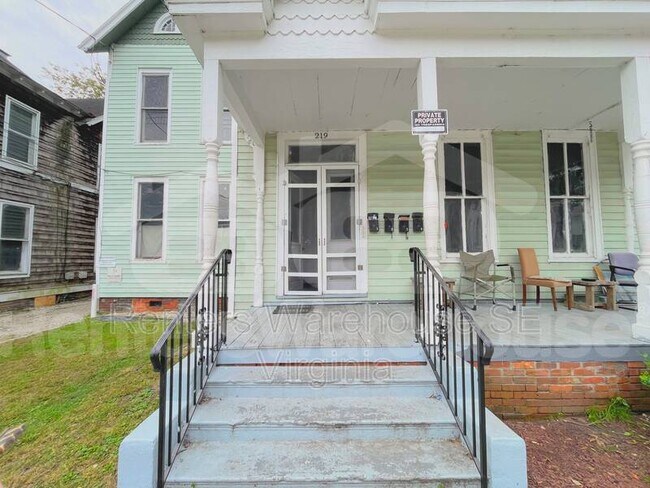 Building Photo - 219 Bank St