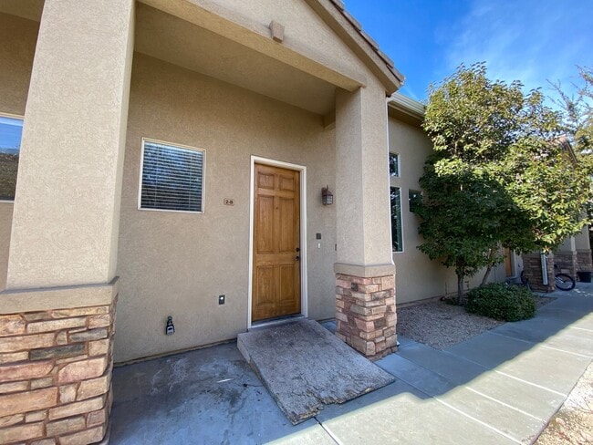 Building Photo - NEWLY RENOVATED SPACIOUS TOWNHOME!
