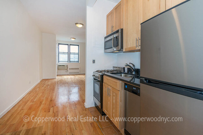 Building Photo - 405 E 87th St