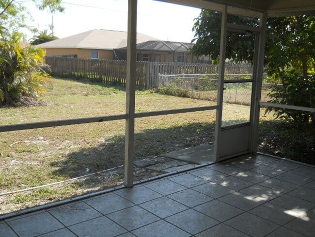 Foto del edificio - 3/2 Home with Garage Available NOW off Santa Barbara Blvd area