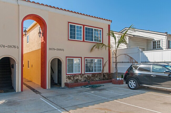 Foto del edificio - 2BD/1BA APARTMENT IN CROWN POINT! - 2 BLOCKS TO SAIL BAY! - $2,995/mo!