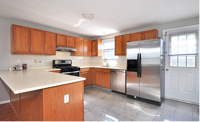Building Photo - 28 Meadowrue Dr
