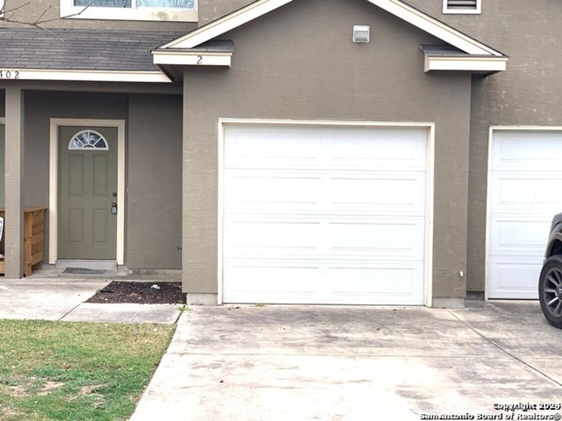 Primary Photo - 3 Bedrooms 2.5 Bathrooms located in Garden...