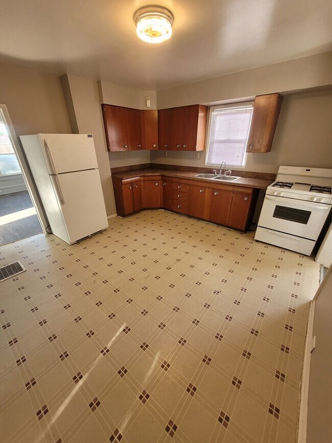 Building Photo - 2 bed, 1 bath house