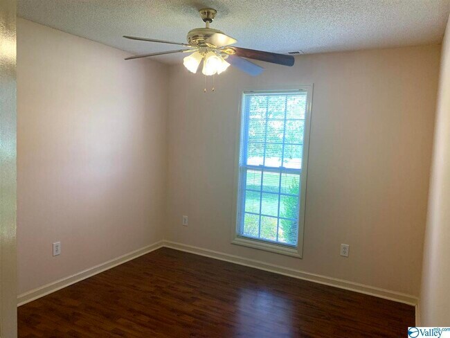 Foto del edificio - 18400 Belmont Cir