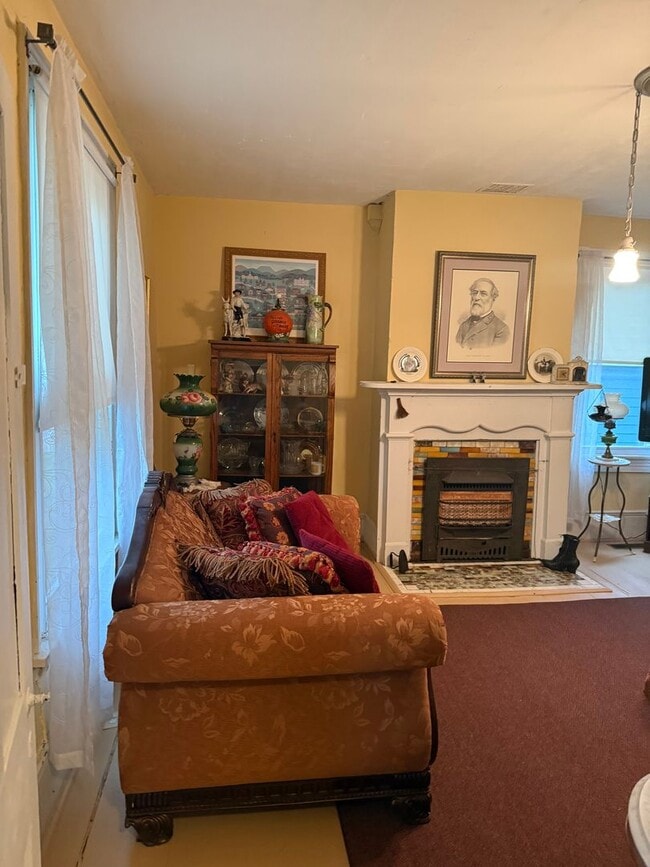 Building Photo - 3 Bedroom Furnished Home