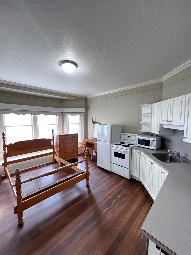 Building Photo - 1037 Southgate St Building Photo - 1037 Southgate St