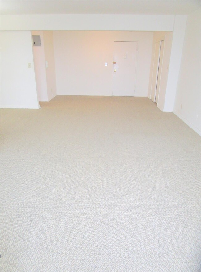 Building Photo - 123 Valentine Ln