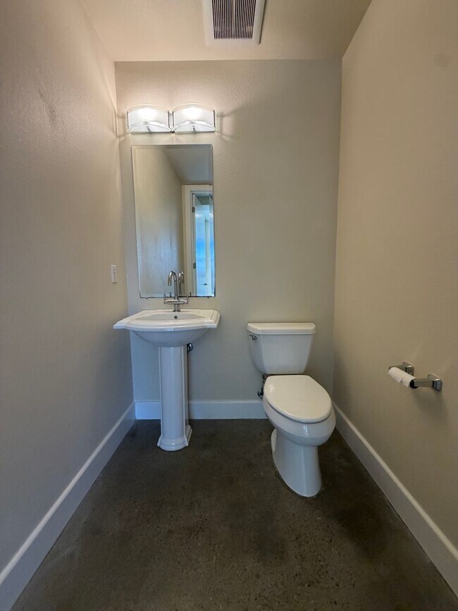 Foto del edificio - 7034-7046 Santero Way Lofts