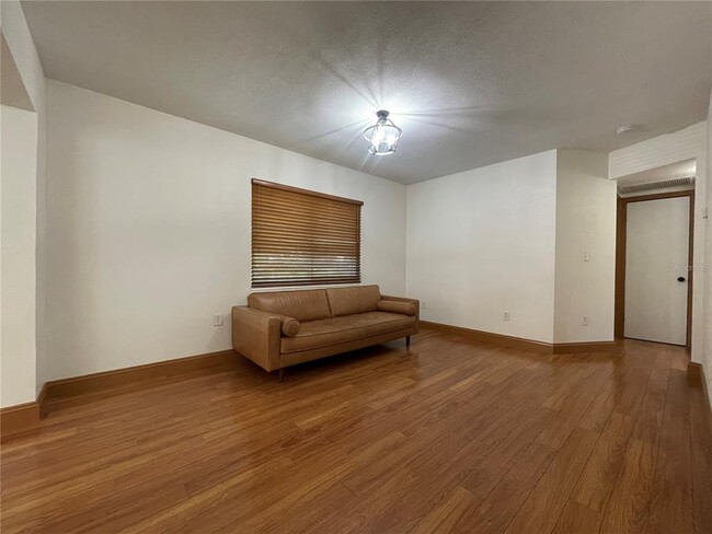 Building Photo - 1513 W Meadowbrook Ave