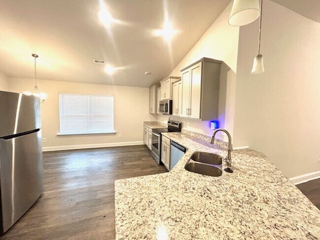Foto del edificio - Beautiful 4 Bedroom 2 Bath Home! COMING SOON!