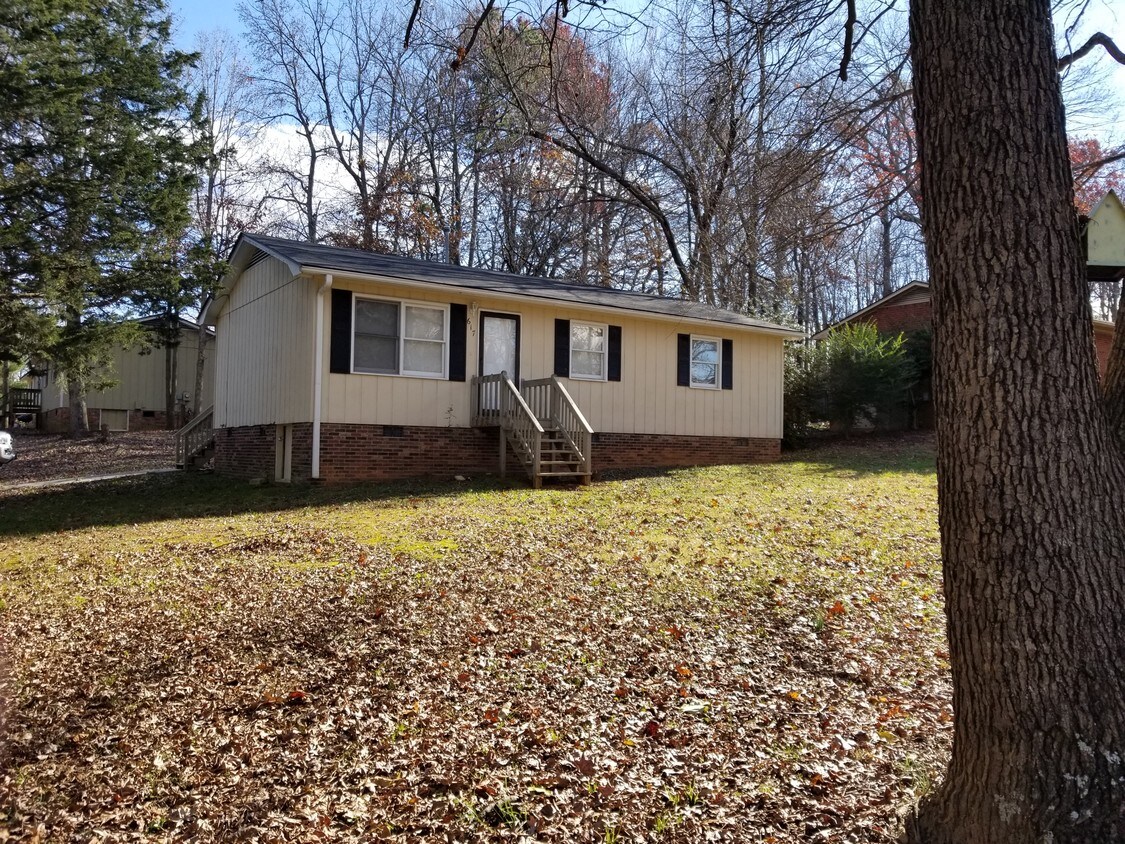2830 Craig Pt Unit 2830, High Point, NC 27263 Room for Rent in High