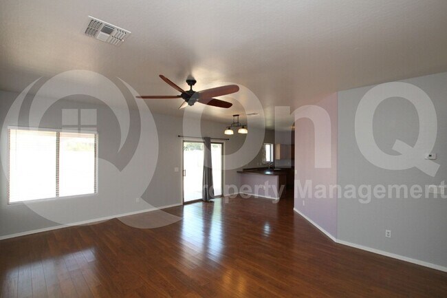 Foto del edificio - 10950 W Royal Palm Rd
