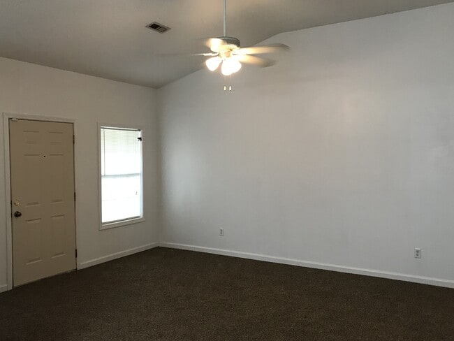 Building Photo - Pet Friendly 3 Bedroom, 2 Bath Duplex in C...