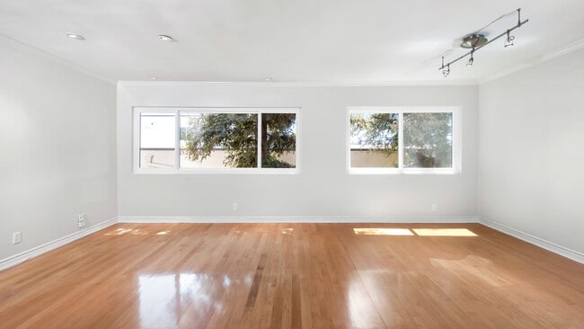 Building Photo - 1025 N Kings Rd
