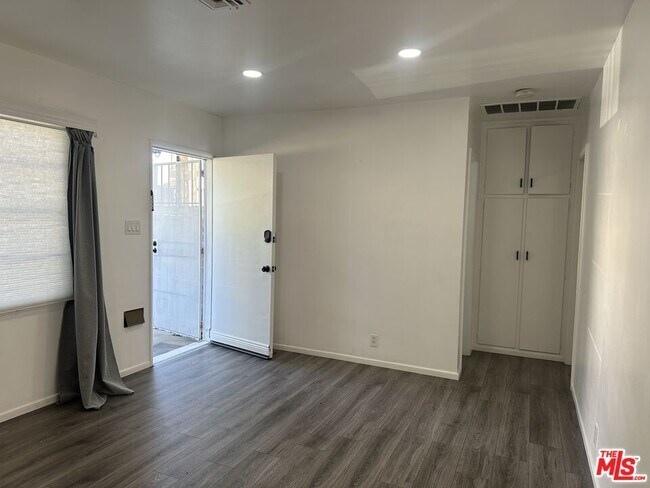Building Photo - 10209 Helendale Ave