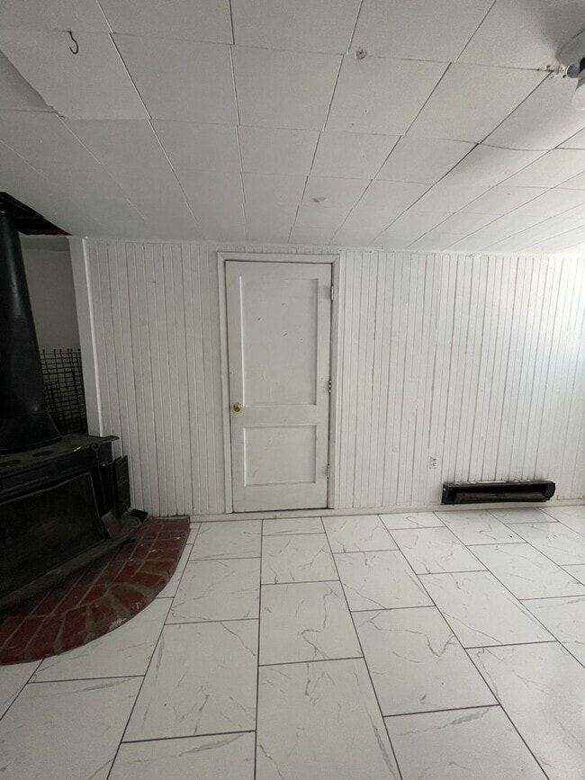 Building Photo - Great 4 Bed 1.5 Bath Home!