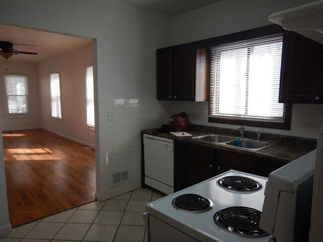 Living room - 620 E 9th St