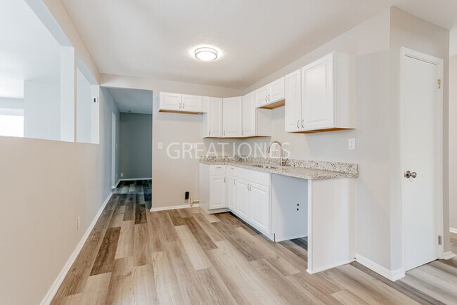 Building Photo - 3655 Celtic Dr