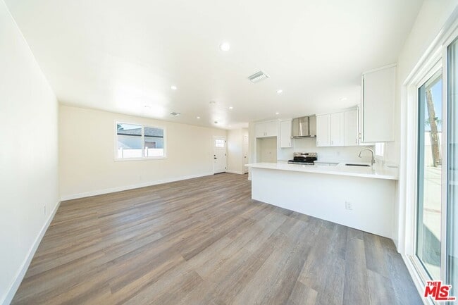 Foto del edificio - 8430 Glenoaks Blvd