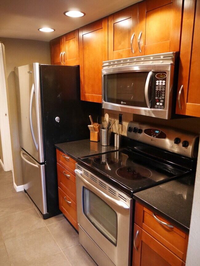 Foto del edificio - Spacious 1 Bedroom Near Kirkland Waterfront!