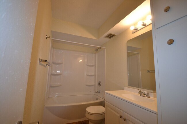 Foto del edificio - Bolivar MO 1 Bed, 1 Bath Apartment
