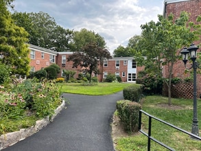 Building Photo - 2 Wildwood Rd