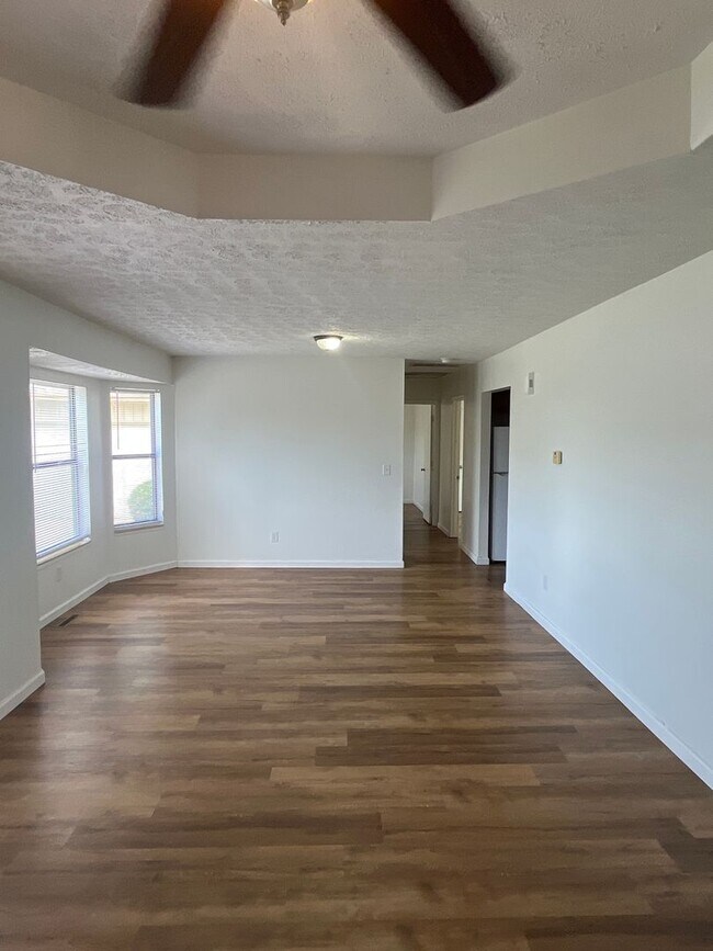Foto del edificio - 607/609 W. Edgewood
