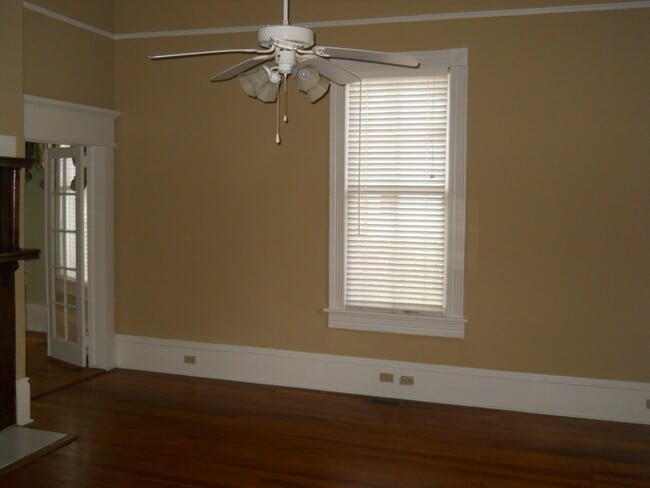Building Photo - Beautiful, well maintained older home in t...