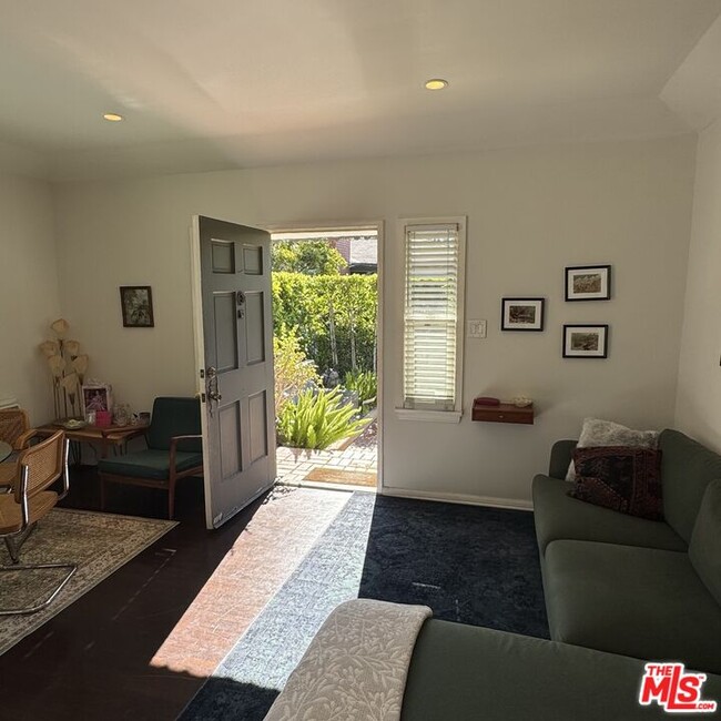 Building Photo - 1128 N Crescent Heights Blvd