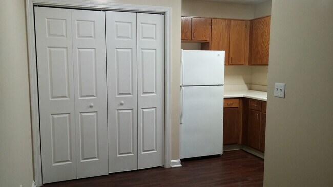 Cocina y área de lavadora/secadora - 4103 Blue Lick Ct