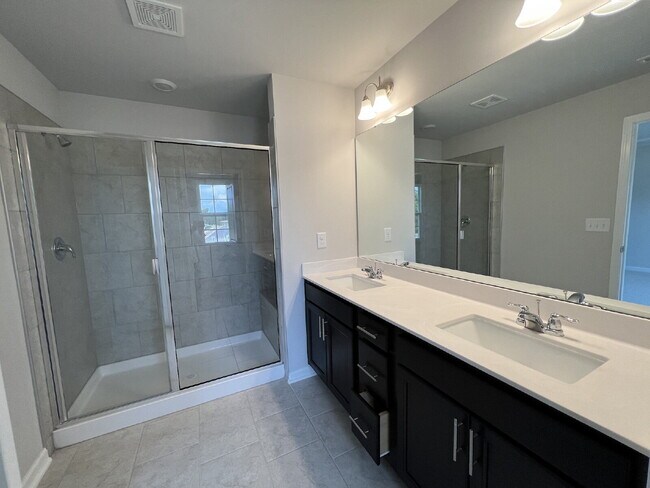 Foto del edificio - Lennar 3 bedroom townhouse with luxury vinyl plank floor in Ellis walk community