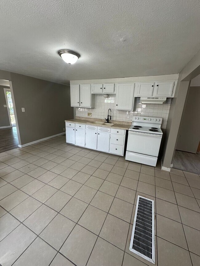 Foto del edificio - 3bedrooms 1 full bathroom.