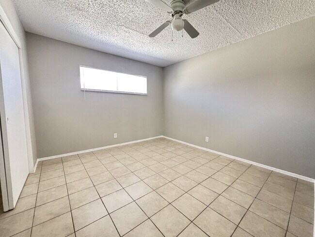 Foto del edificio - Updated Upstairs 2 Bed | 1 Bath Apartment Near the Las Vegas Strip