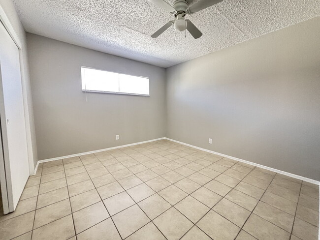 Building Photo - Updated Upstairs 2 Bed | 1 Bath Apartment Near the Las Vegas Strip