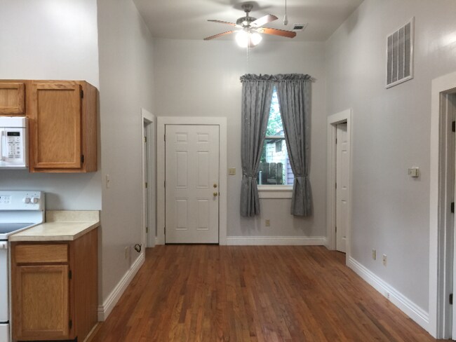 Building Photo - 2513 Annunciation St