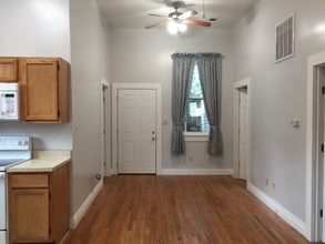 Building Photo - 2513 Annunciation St