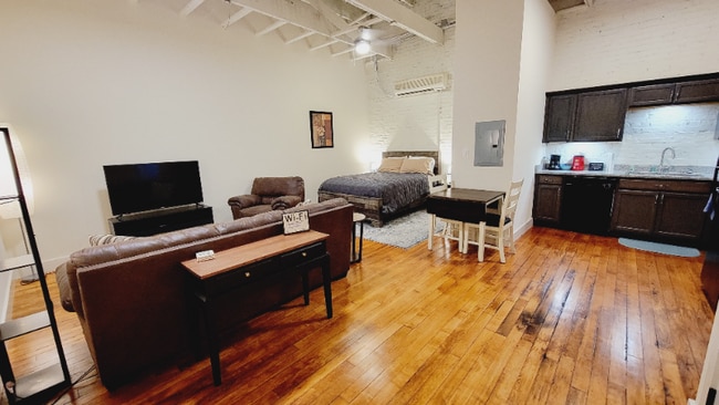 Building Photo - 722 Commerce St