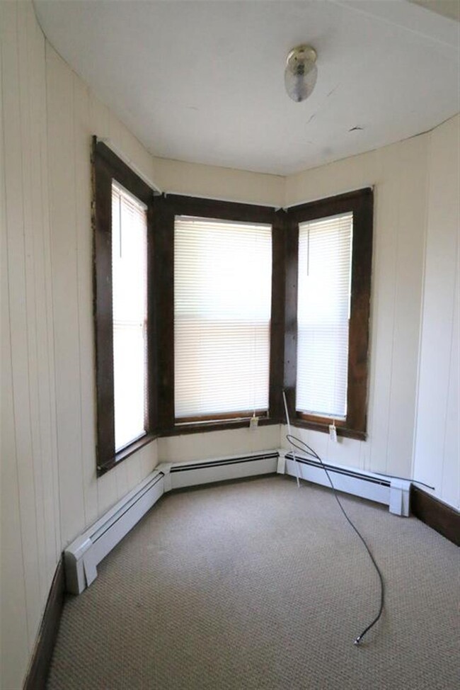 Building Photo - 63 Putnam St