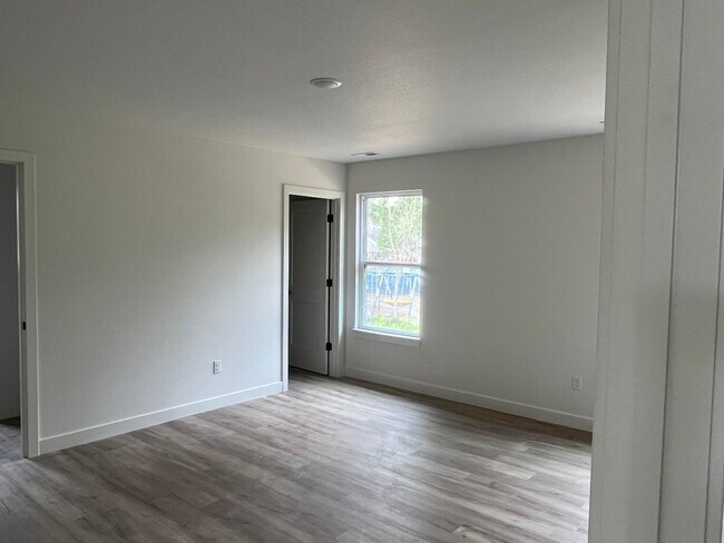Building Photo - 205 N Luna Ln