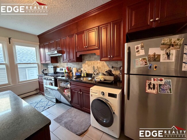 Building Photo - 471 Cambridge St