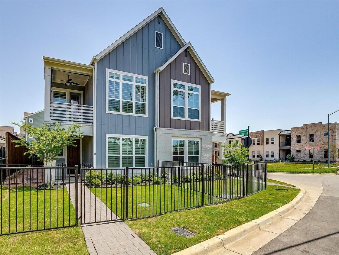 Foto principal - Stylish, Upgraded 3-bedroom, 2.5 bathroom ...