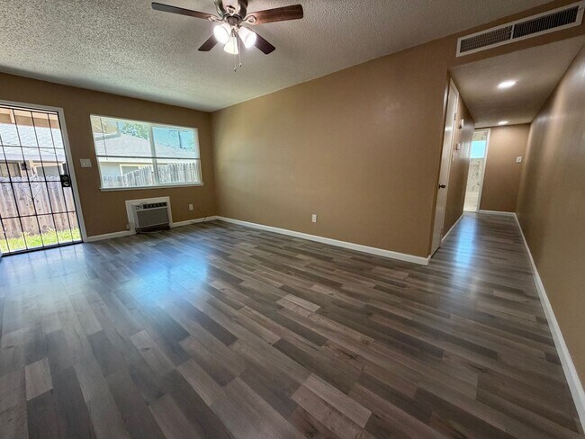 Foto del edificio - 5725 Woodleigh Dr