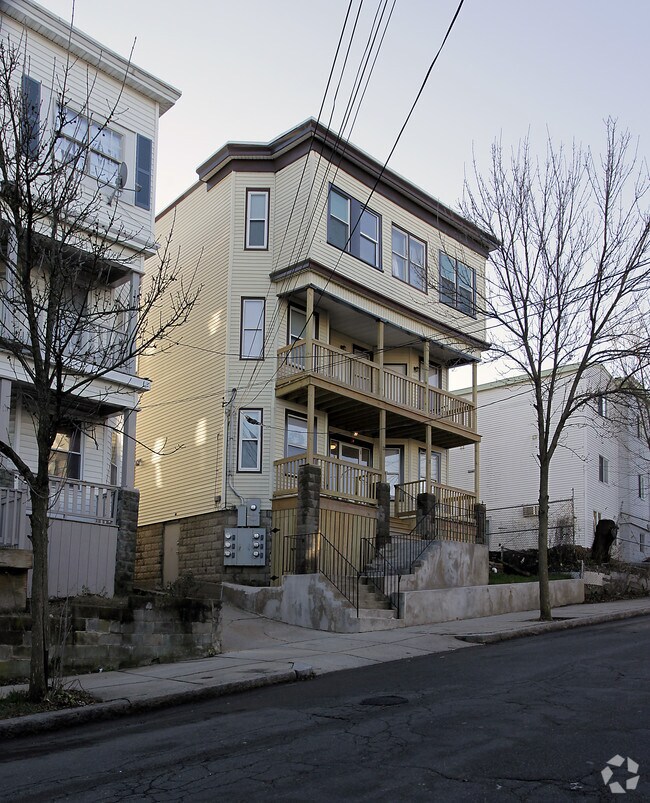 Building Photo - 11-13 Highland St