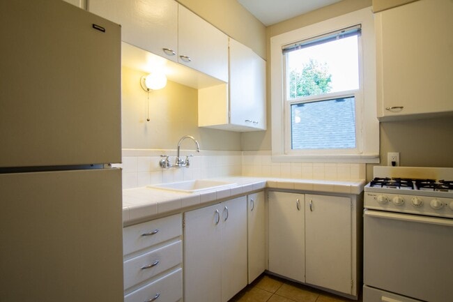 Building Photo - John's Landing 2nd Floor 1Bdr w/Hardwoods,...
