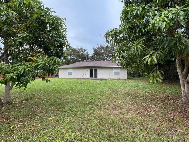 Foto del edificio - 865 17th Ln SW