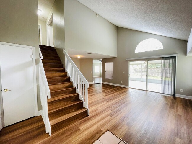 Foto del edificio - AMAZING HOME 3/2.5 on quiet cul-de-sac in East Orlando