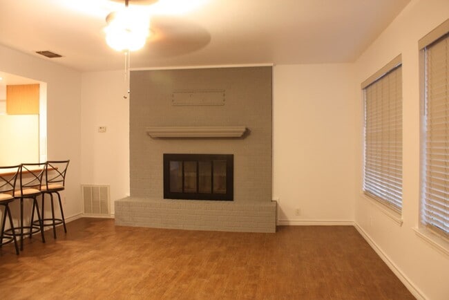 Foto del edificio - 1316 Carol Ann Dr