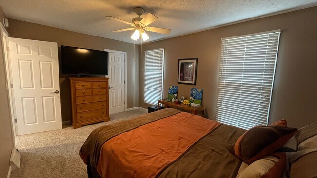 First floor bedroom - 2511 Dover Ln